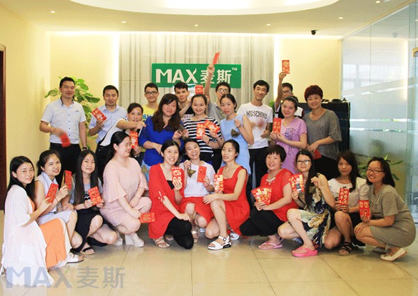 端午佳节龙舟竞 麦斯环保粽子情